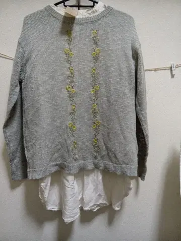 그레이 자수 니트 스웨터와 셔츠