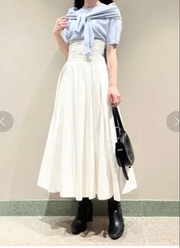 새상품급 인기 완판 스나이델 하이웨스트 볼륨 스커트 화이트