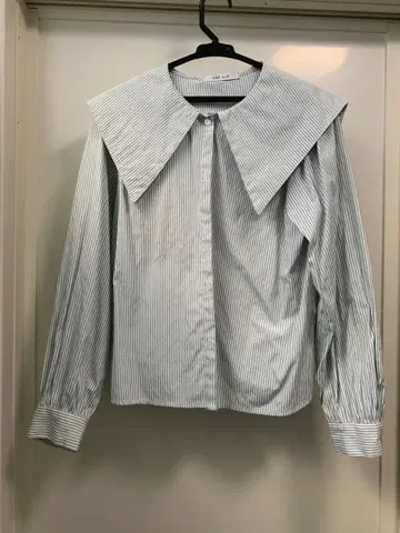 스트라이프 패턴 큰 카라 부착 긴팔 셔츠