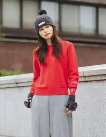 유니클로 안야 힌드마치 캐시미어 스웨터