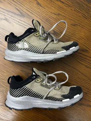 THE NORTH FACE 패스트팩 베이지/블랙 스니커즈