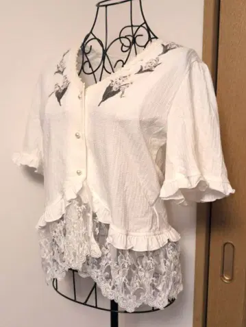 택 포함 새상품 axesfemme 스즈란 자수 밑단 레이스 볼레로