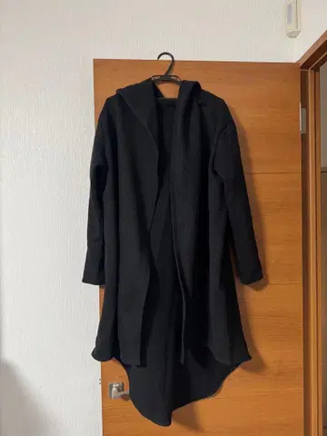 후드 부착 블랙 롱 코트