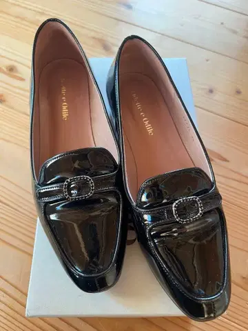 에나멜 블랙 로퍼