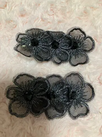 꽃 모티브 레이스와 블랙스톤 헤어 클립 2세트