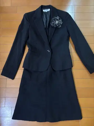 내추럴 뷰티 베이직 세레모니 수트 플라워 모티브 포함