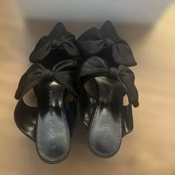 트루 바이 마리코 오이카와 리본 블랙 샌들 36