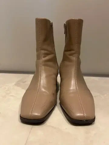 베이지 지퍼 달린 숏부츠