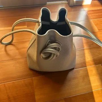 라이트 그레이 버킷형 핸드백