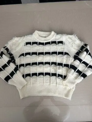 스트라이프 프린지 니트 스웨터