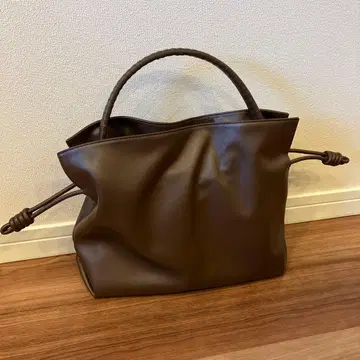 브라운 합성 피혁 숄더백