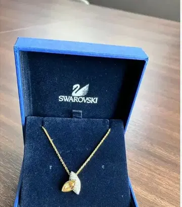 SWAROVSKI 스와로브스키 목걸이 리프 비쥬