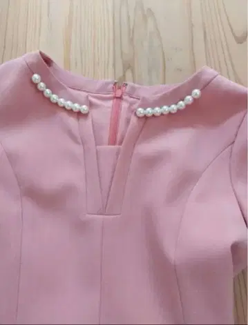 체스티 펄 장식 핑크 무릎 기장 원피스