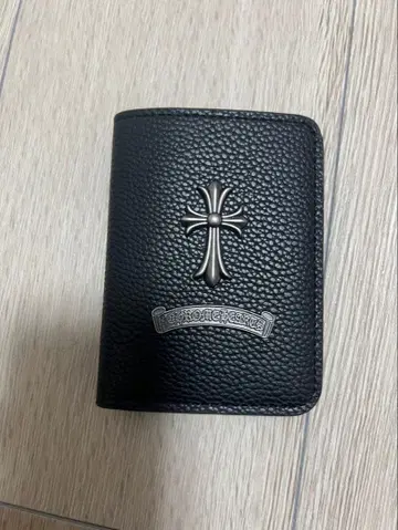 크로스 모티브 부착 2단 접이식 지갑 블랙