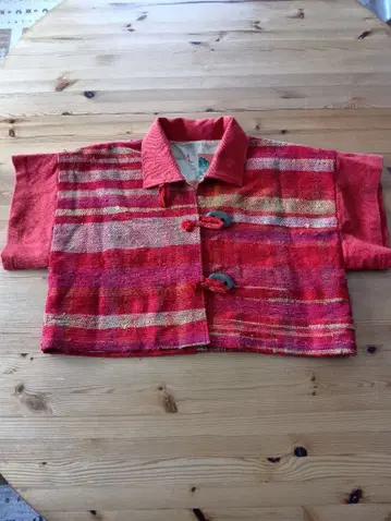 빈티지 원단으로 만든 찢어 엮은 재킷과 베스트입니다.