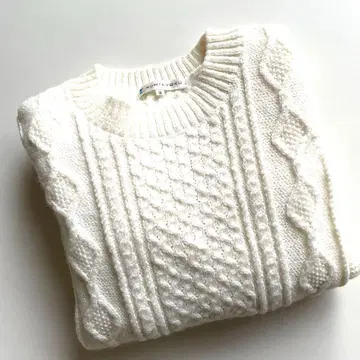 새상품급 쿠미쿄쿠 케이블 니트 스웨터 M