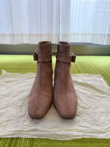 새상품급 DIANA 숏부츠 다크 베이지 고우히 실키