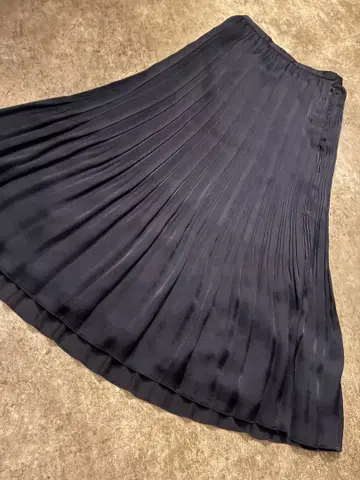 LOULOU WILLOUGHBY 새틴 오간 셰이딩 플리츠 스커트