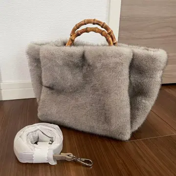 그린 레이블 릴랙싱 페이크 퍼 토트백