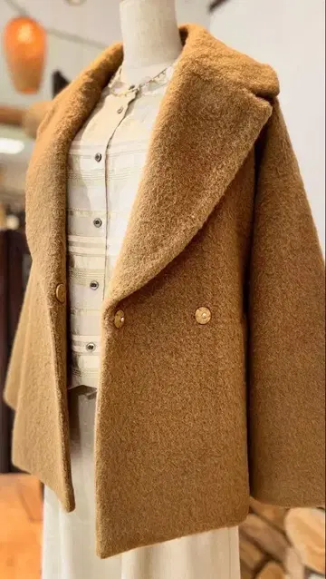 이번 시즌 신상 미사용 새상품 택 포함 트로와지엠샤코 울 샤기 코트