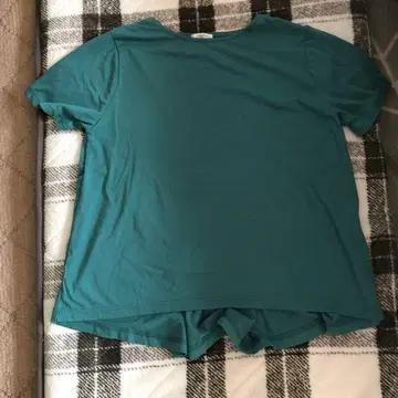 터콰이즈색 반팔 플레어 T셔츠