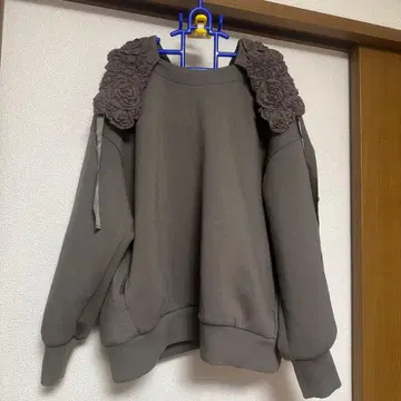 잉게보그 플라워 모티브 다크 그레이 후드티