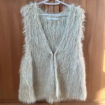 KBF 베이지 퍼풍 슬리브리스 베스트