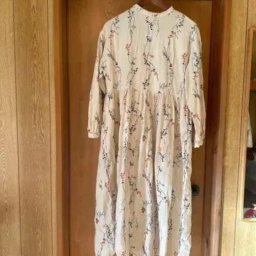 아틀리에 두 사봉 가을의 제멋대로인 새들처럼 자수 원피스