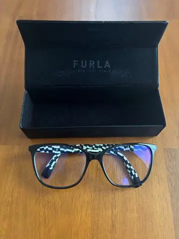 FURLA 블랙 프레임 안경 케이스 포함