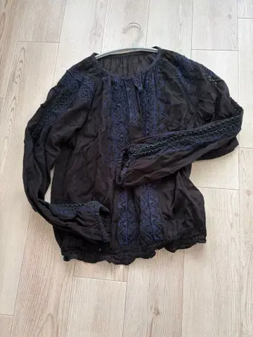 누키테파 블랙 자수 긴팔 블라우스