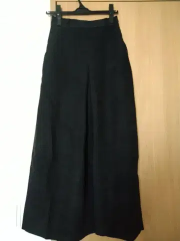 AgAwd(아 가 우드) 블랙 스웨이드풍 롱 스커트