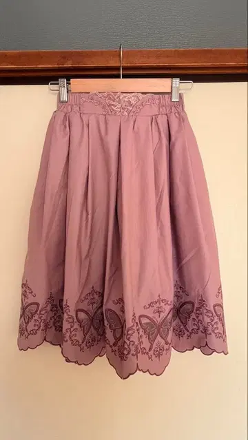 axes femme POUTIQUE 나비 자수 스캘럽 미디 스커트