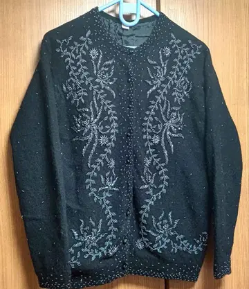 블랙 꽃무늬 자수 긴팔 니트