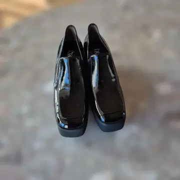 FERRIRA 에나멜 블랙 로퍼 플랫폼 힐