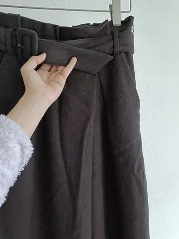 다크 브라운 벨트 와이드 팬츠