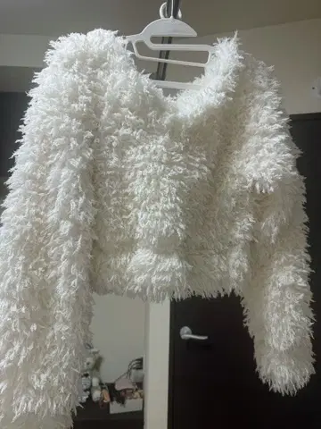 dazzlin 화이트 퍼프 크롭 니트