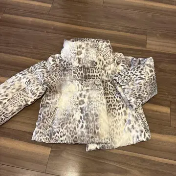 새상품급 MATERIA 다운 자켓 화이트 x 그레이 레오파드 38