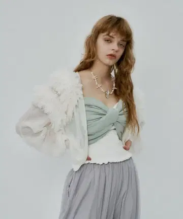 라벨에튀드 퍼숄더 시스루 니트 숏 가디건