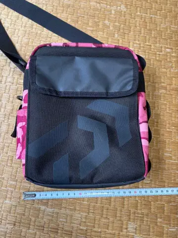 다이와 핑크 카모플라쥬 낚시용 가방