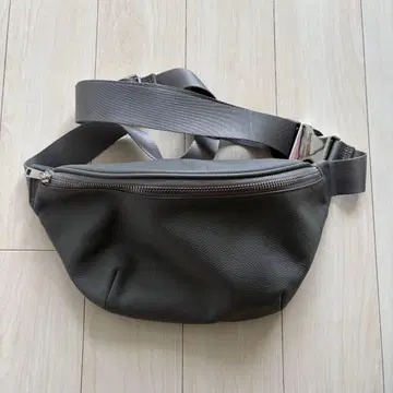 GU 그레이 가죽 바디백