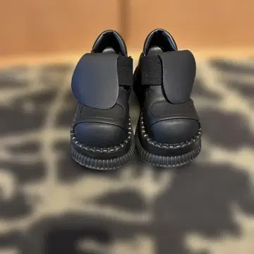 블랙 통굽 가죽 느낌 신발 스트랩 포함