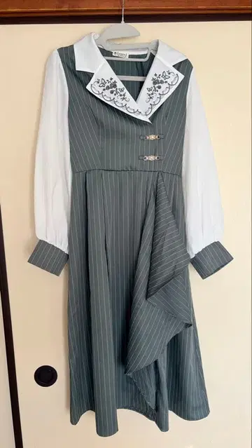 axes femme 스트라이프 패턴 원피스 레이스 옷깃 자수 긴팔