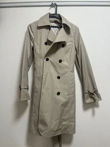 베이지 트렌치코트 더블 브레스트