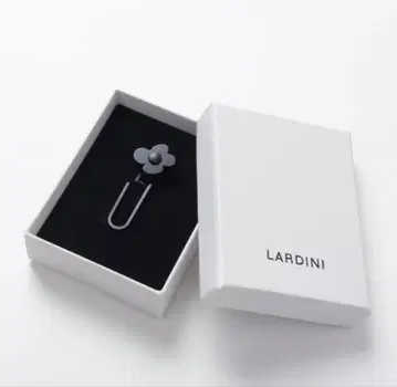 라르디니 BOX 포함 부토니에르 최신형 라펠핀 새상품