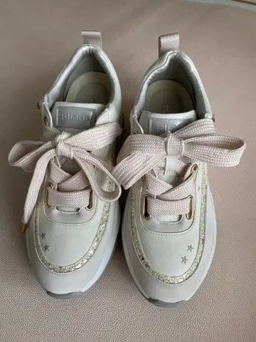 화이트 스니커즈 별 모양 장식 포함