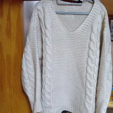 아이보리 V넥 케이블 짜임 니트 스웨터