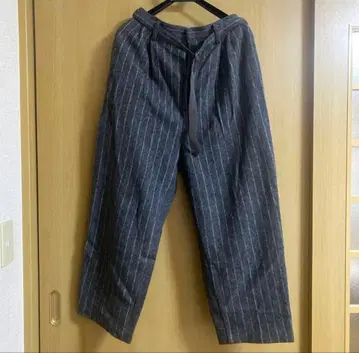 Enharmonic TAVERN 다크 그레이 스트라이프 패턴 와이드 팬츠