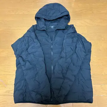 유니클로 WARM PADDED 퍼프 테크 계열 다운