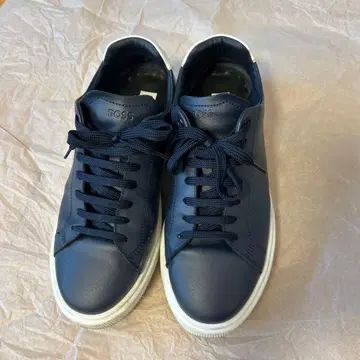 BOSS 네이비 가죽 스니커즈