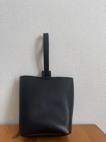 BEAUTY&YOUTH 블랙 가죽 백